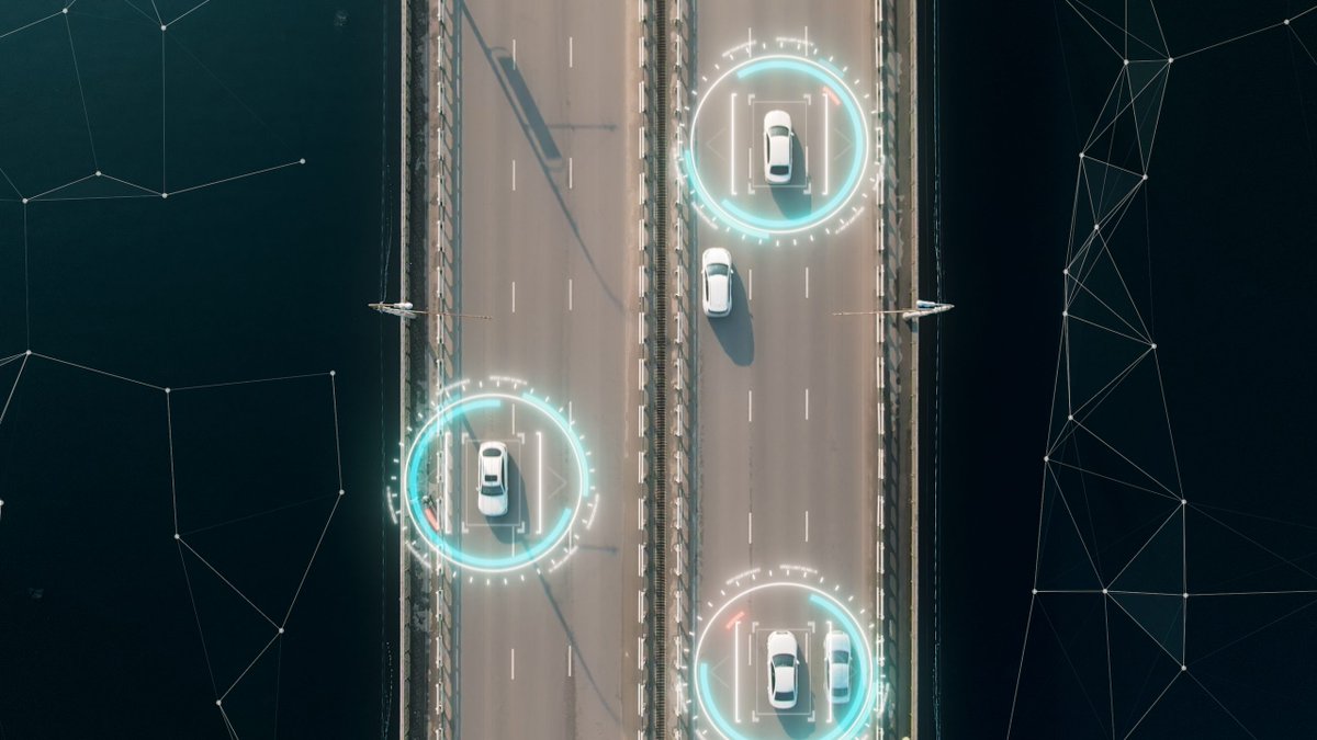 AnnecyFord's tweet photo. Petite révolution en vue sur la route : un décret fait évoluer le code pour l’adapter à la circulation des voitures autonomes. Ces dernières devraient débarquer en France en septembre 2022 🚗 #DroitRoutier https://t.co/EpyGXnOvLZ https://t.co/sribC8XKUm