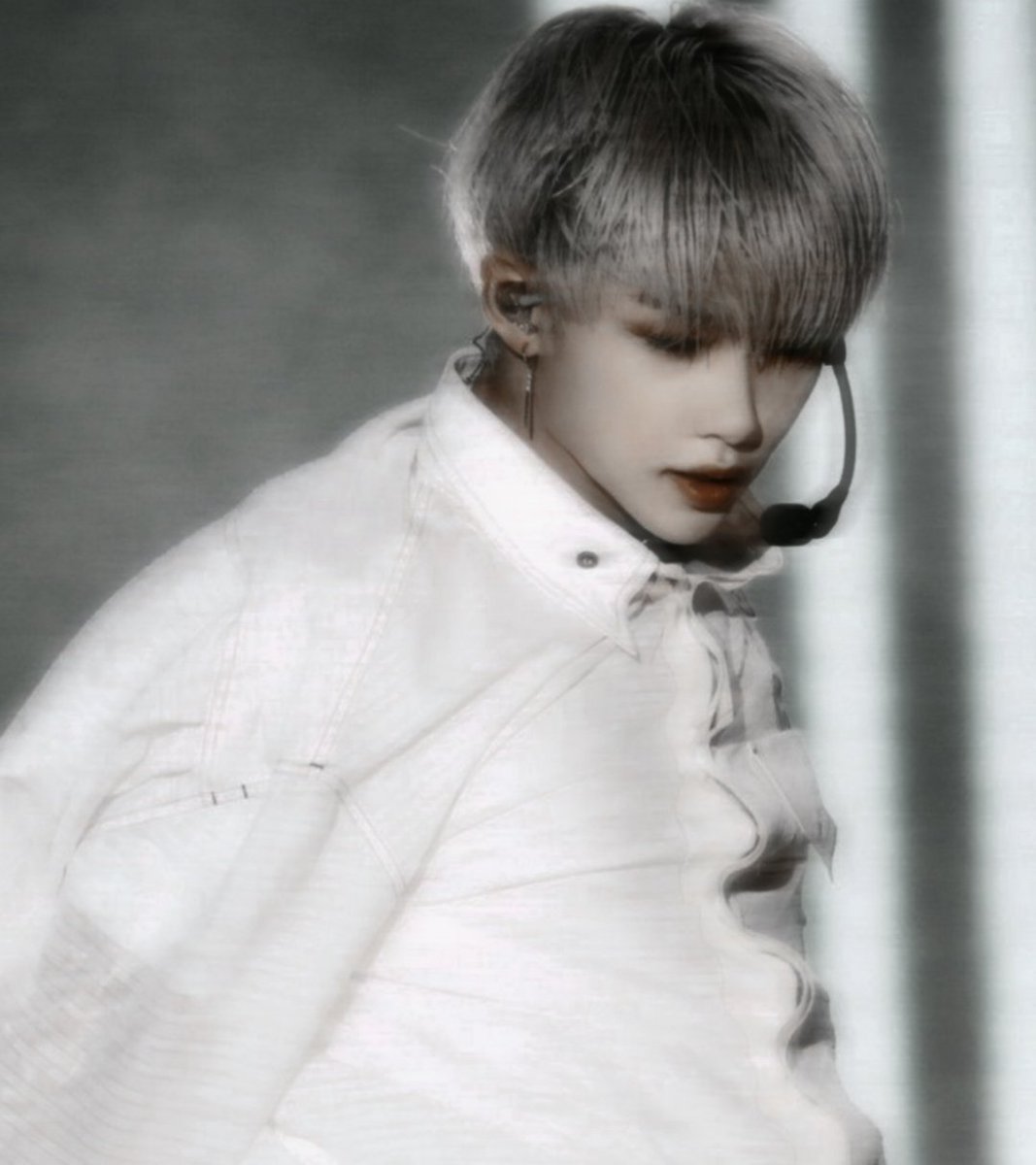 G0THFELIX's tweet photo. that stare. https://t.co/4uDQ9U65qj