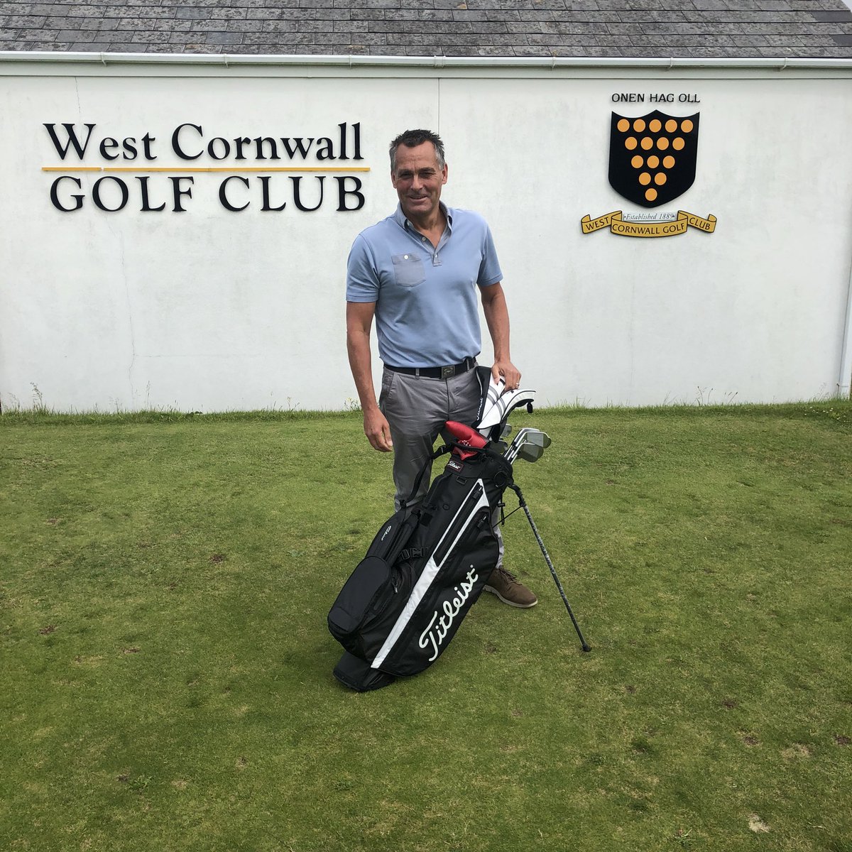 jbgolf65's tweet photo. How awesome is this stadry stand bag from @TitleistEurope Really cool, so proud to represent @TitleistEurope as a brand ambassador #titleist #no1ballingolf @WestCornwallGC @Foremostgolf @RichNelsey https://t.co/4VYFa0MoWA