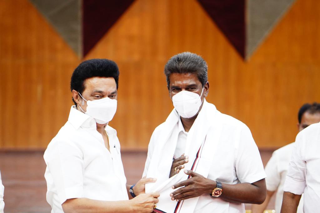 drmahendran_r's tweet photo. பெரியாரின் சுயமரியாதை சித்தாந்தங்களையும், 
அண்ணாவின் மாபெரும் தமிழ்க்கனவையும் 
தொடர்ந்து சுமந்து சென்ற 
சுயமரியாதை சூரியன் ���லைஞர் அவர்களின் பாதையில், 
கழகத்தலைவரும், தமிழக முதல்வருமான மாண்புமிகு திரு.  @mkstalin அவர்களின் தலைமையில்... இனி பெருமையுடன் தொண்டனாக நானும்.. #DMK https://t.co/9Jx7ZD5DxF