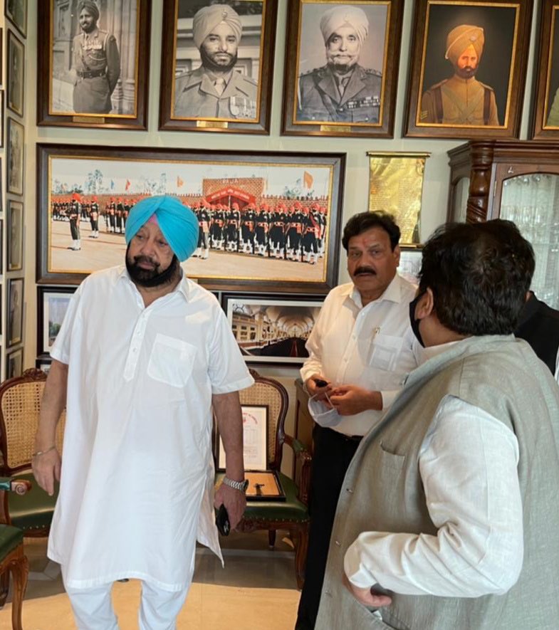 raj_verka's tweet photo. आज मुख्यमंत्री कैप्टन अमरिंदर सिंह जी और ऑल इंडिया कांग्रेस कमेटी के जनरल सेक्रेटरी राजीव शुक्ला जी के साथ https://t.co/aPruifSn3W