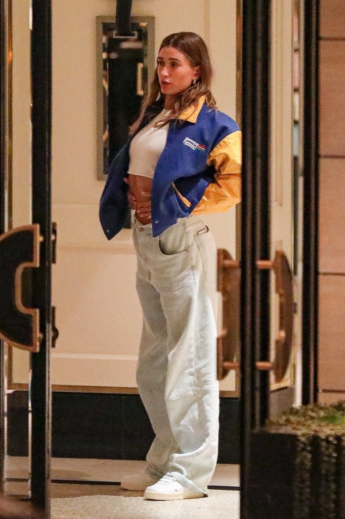 7 กรกฏาคม - เฮลีย์ที่โรงเเรม LONDON ในเวสท์ฮอลลีวูด