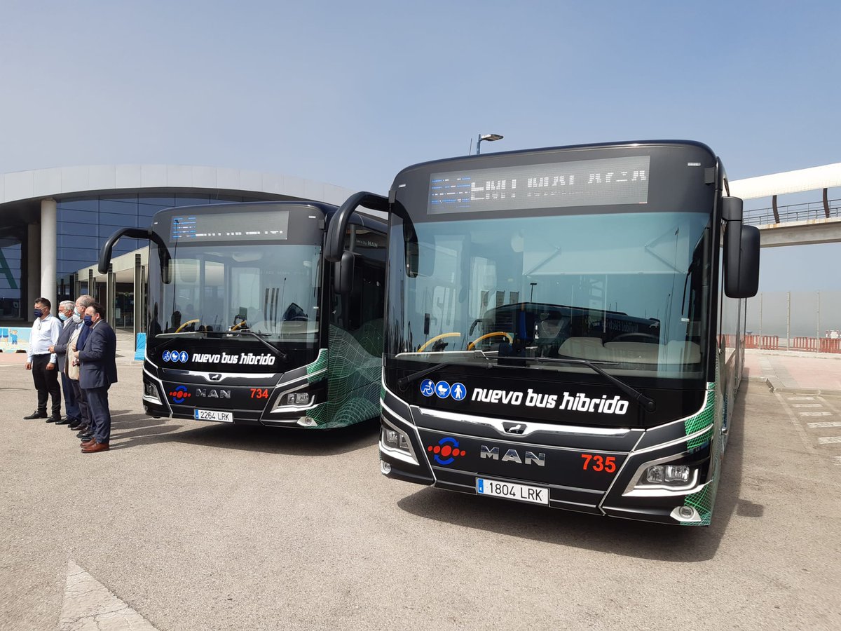 UgtEmt's tweet photo. Hoy hemos asistido junto a nuestro alcalde @pacodelatorrep a la presentación de los 10 nuevos megabuses híbridos que formarán parte de la flota de autobuses de la @EMT_Malaga .

🔴🚇🚇🚌🚌🔴
#SeguimosSumando
#ugtemt @UgtEmt https://t.co/W8Alp9NUJh https://t.co/6831Hf7ecs