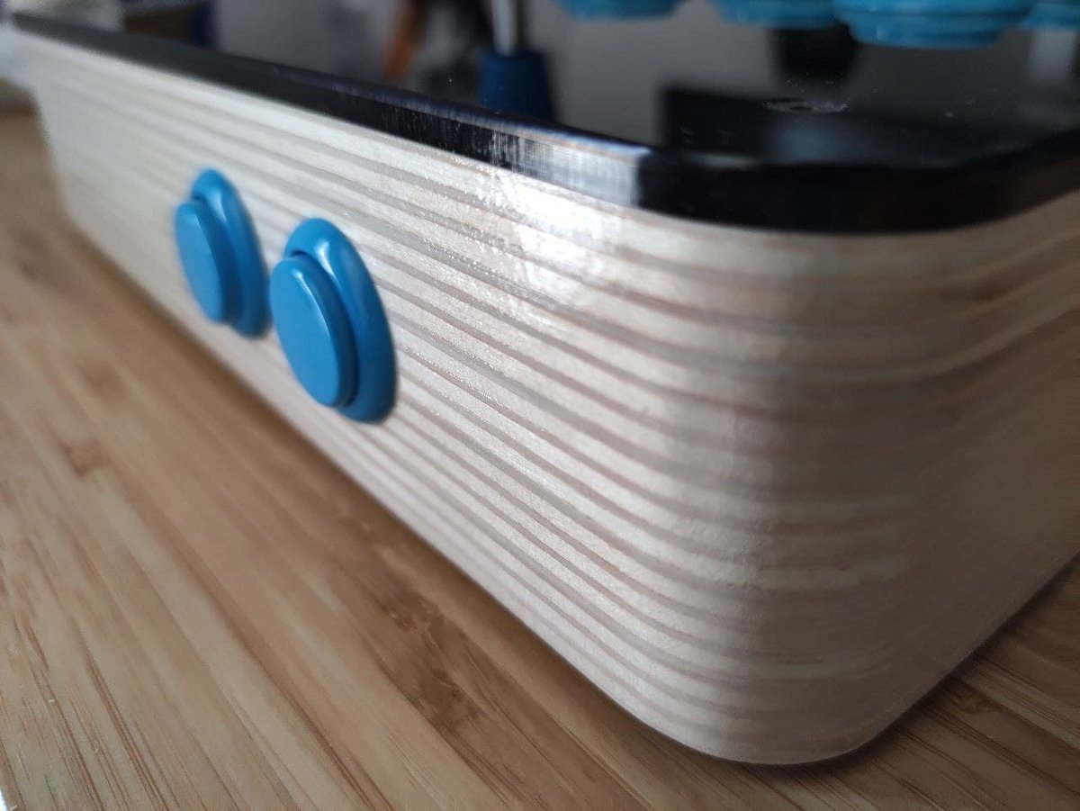 Grafisoft_ES's tweet photo. El gamepad Unicontroller fabricado en madera cuenta con un aspecto impresionante. El peso extra que aporta el bloque de madera, hace que la experiencia de juego sea diferente. Sus patitas de goma, dan el toque final.
#arcade #game #stick #gamepad #retro #arcadepad #joystick https://t.co/rlNqoyMt13