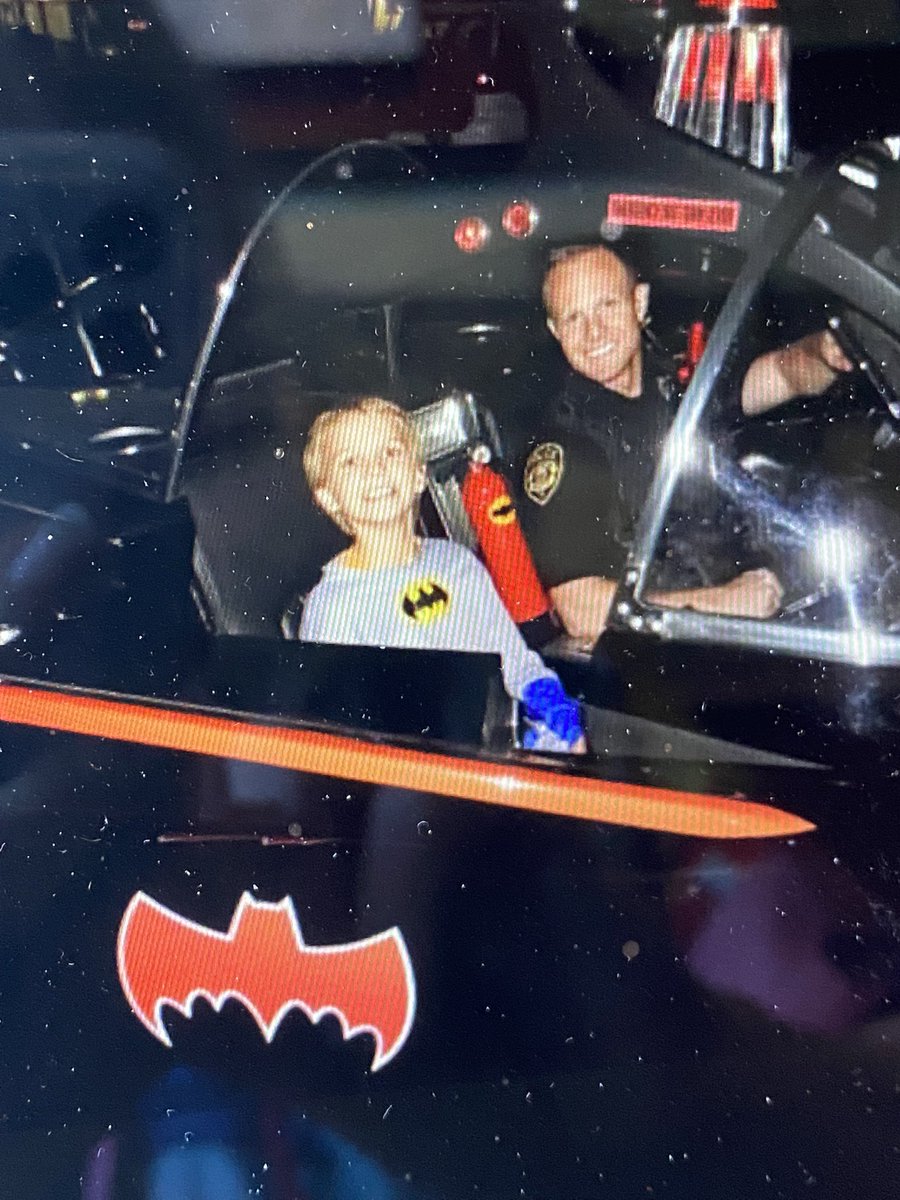 pace_pv's tweet photo. Paradise Valley police coffee with a cop yesterday was inspiring. Kudos to the Colton Cowell foundation providing Batmobile experiences to kids with medical challenges.@PVPolice @ParadiseVallAZ #coltencowellfoundation @ellenandeen https://t.co/YjLmOvESek