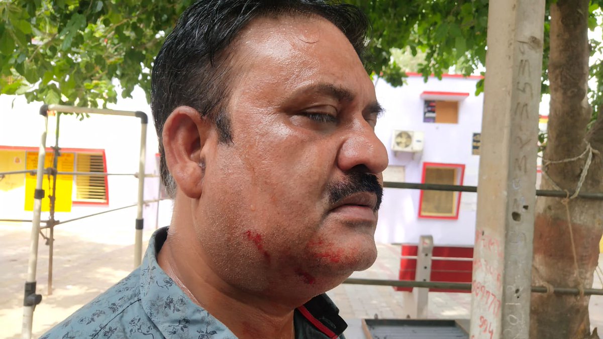 swashantraj's tweet photo. @UPCMOffice @UPGovt @dgpup मारहरा ब्लॉक प्रमुख पद के नामकनं के दौरान बीजेपी कार्यकर्ताओं द्वारा पत्रकारों पर पथराव कर हमला करने के मामले में पीड़ित पत्रकारों का मामला दर्ज न करने पर आक्रोशित पत्रकार बैठे धरने पर।
@igrangealigarh @AmitShah @PMOIndia @Etahpolice  @aajtak https://t.co/efmoOoRoBx
