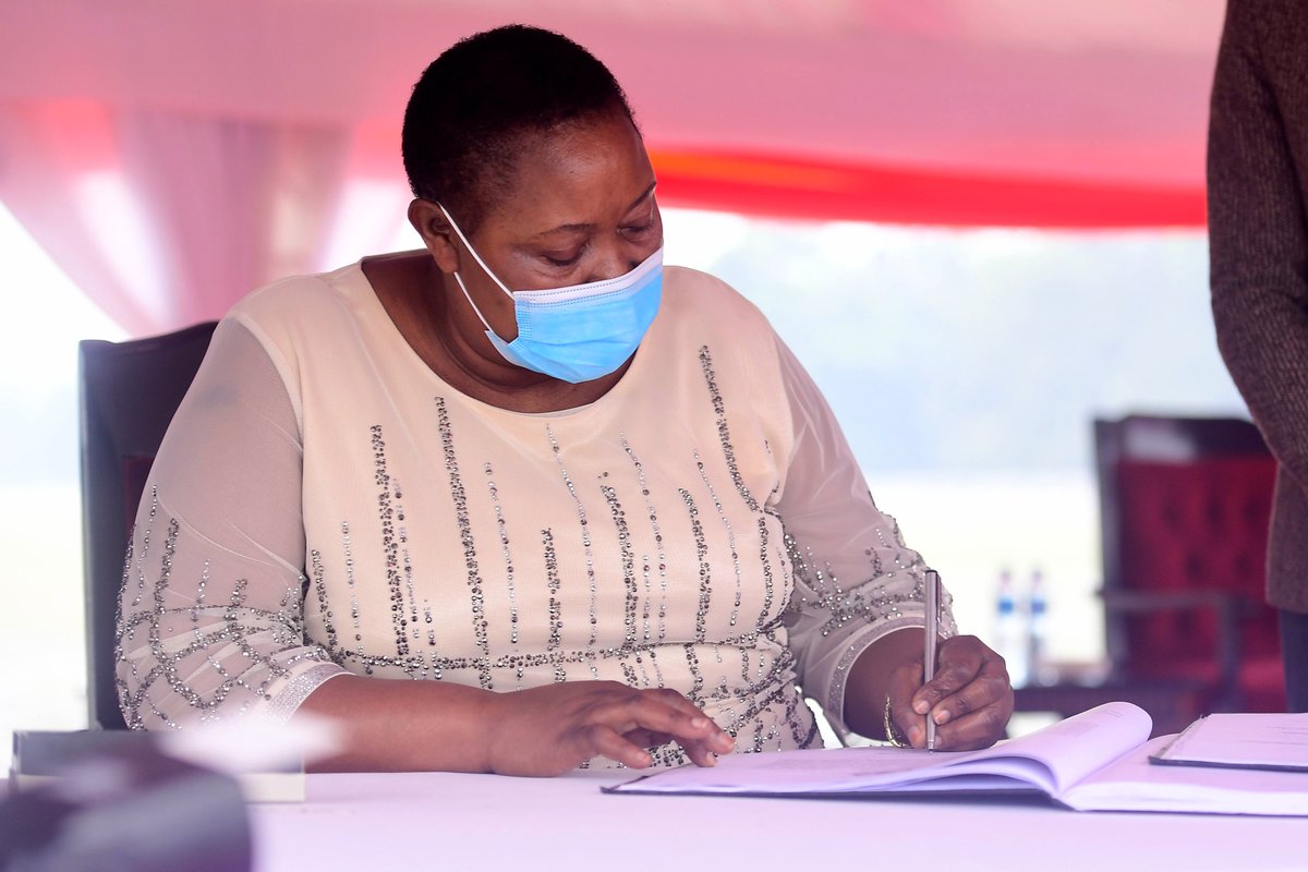 KagutaMuseveni's tweet image. I congratulate the Honorable Ministers that took the oath of office today as well as those who took their oath earlier and send them my best wishes as we embark on the journey to ensuring the prosperity and welfare of our people.