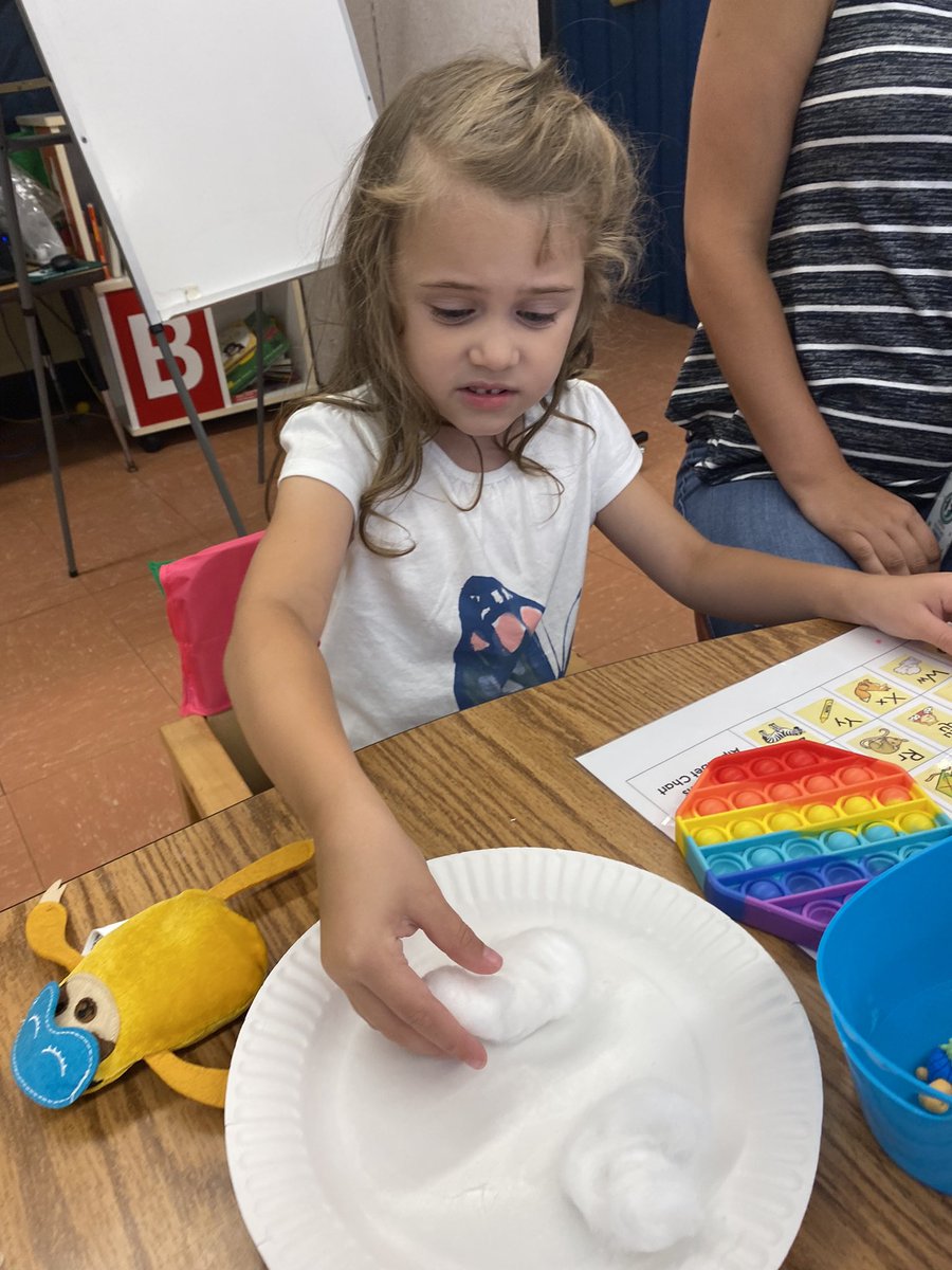 MissCVasquez's tweet image. Today we visited the farm! We started off the morning making our chickens! We then l fed our animals in a counting activity and ended our day making a fluffy sheep! 🐓🐑❤️ @BMcClelland24 #ESY21 #smorelearning #smorefun