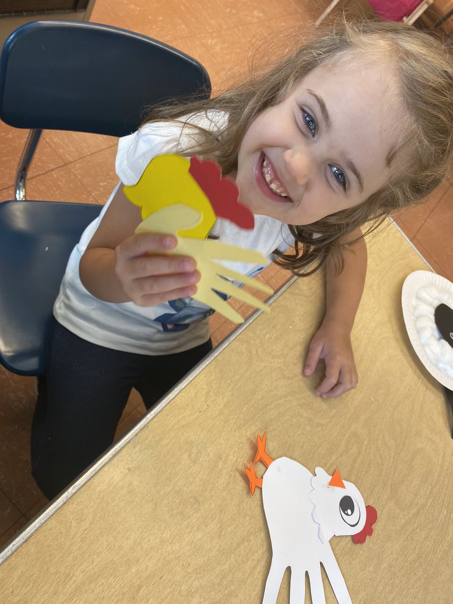 MissCVasquez's tweet image. Today we visited the farm! We started off the morning making our chickens! We then l fed our animals in a counting activity and ended our day making a fluffy sheep! 🐓🐑❤️ @BMcClelland24 #ESY21 #smorelearning #smorefun