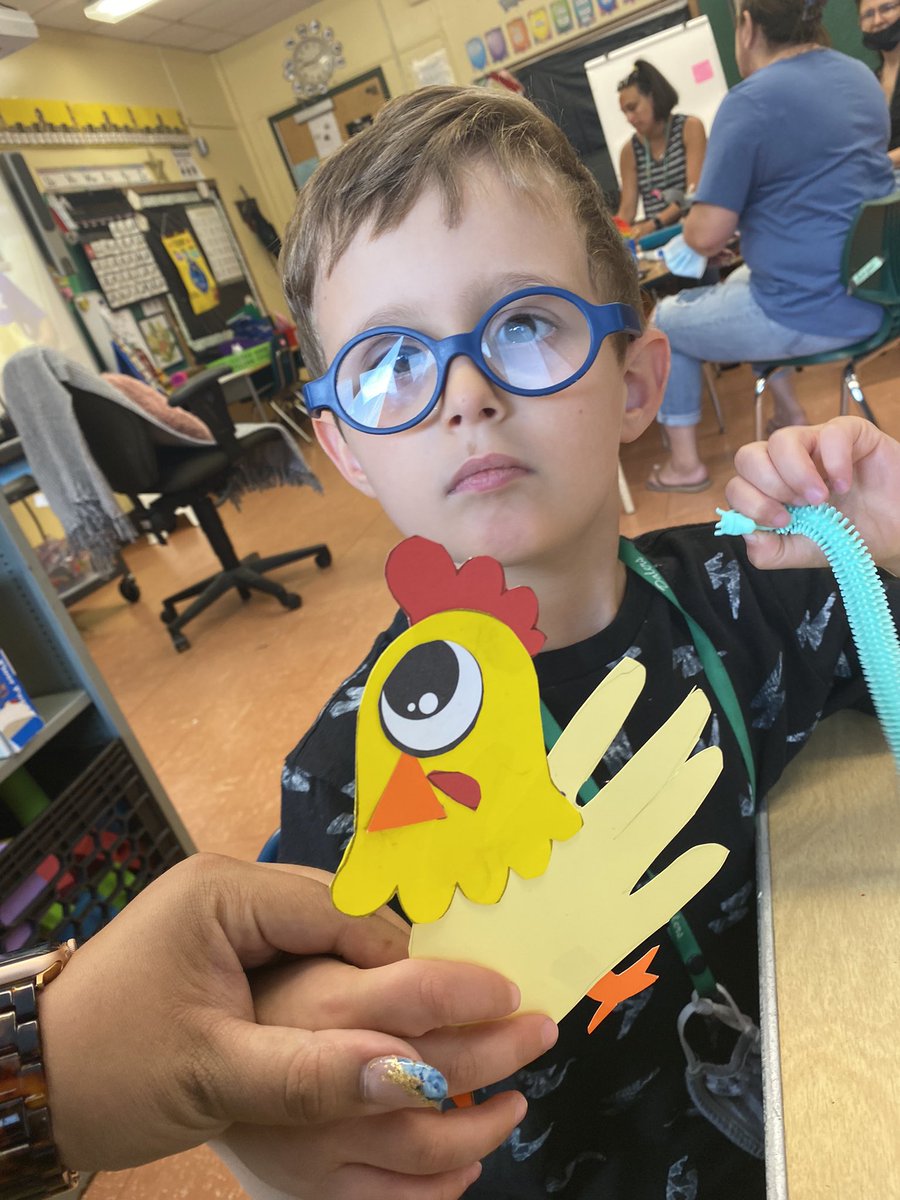 MissCVasquez's tweet image. Today we visited the farm! We started off the morning making our chickens! We then l fed our animals in a counting activity and ended our day making a fluffy sheep! 🐓🐑❤️ @BMcClelland24 #ESY21 #smorelearning #smorefun