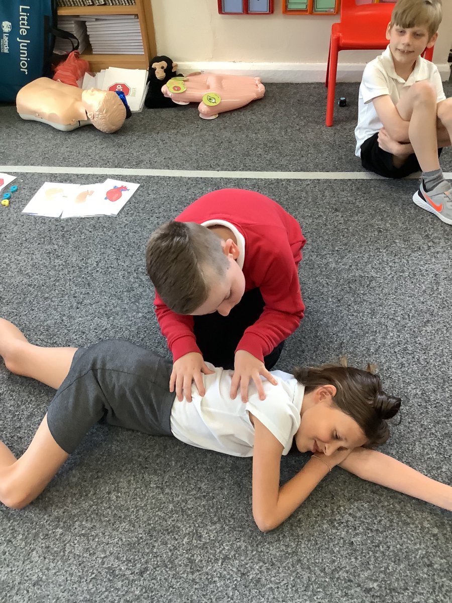 TudhoeColliery's tweet photo. Year 4 have had a fantastic day with Tumbles and Grumbles. Caroline has taught us lots of extremely vital skills to ensure we can help ourselves and others in a medical emergency! 🚑👩‍⚕️👨‍⚕️🩹 https://t.co/MXZexM9Kfu