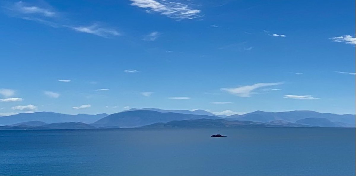 evil_SDOC's tweet image. Le soleil matraque la côte. Pas un brin d’air ne balaie le détroit. L’humidité est si pesante qu’on se liquéfie sur place. Au loin, la mer se confond avec les montagnes pelées d’en face. Cet endroit est d’une beauté irréelle.