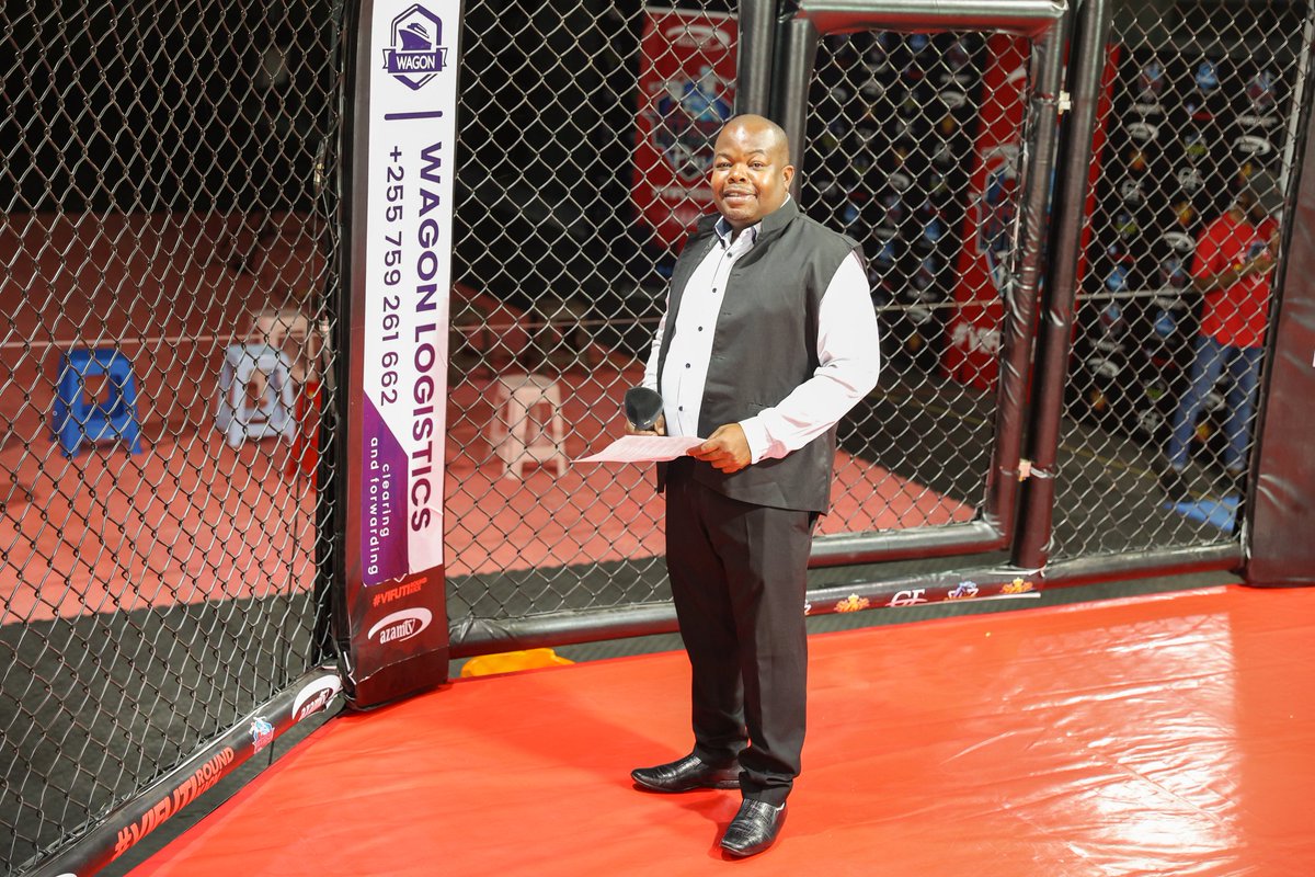 azamtvtz's tweet photo. VITASA PLUS: Mtangazaji wa ulingo Wasiwasi Mwabulambo tayari yupo ulingoni kuiamsha shughuli ya leo
Tuko LIVE #AzamSports2HD
#VifutiRoundKick #KickBoxingLeague2021
#AfricanFightingKing #VitasaPlus #AFKBoxingLeague https://t.co/Oc04rTTeSg