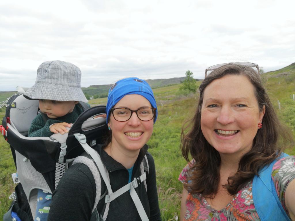 Marvellous mountain meeting! Drs @Helen_Wade_ & Rebecca Wade meet at last! By coincidence at the foot of Shiehallion! ⛰️. Climbing mountains, just one of the things #WonderfulDrWadeWomen do! With babies too! Super serendipity! 
@HomewardBound16 #teamHB5 #teamHB3 @JamesGrecian