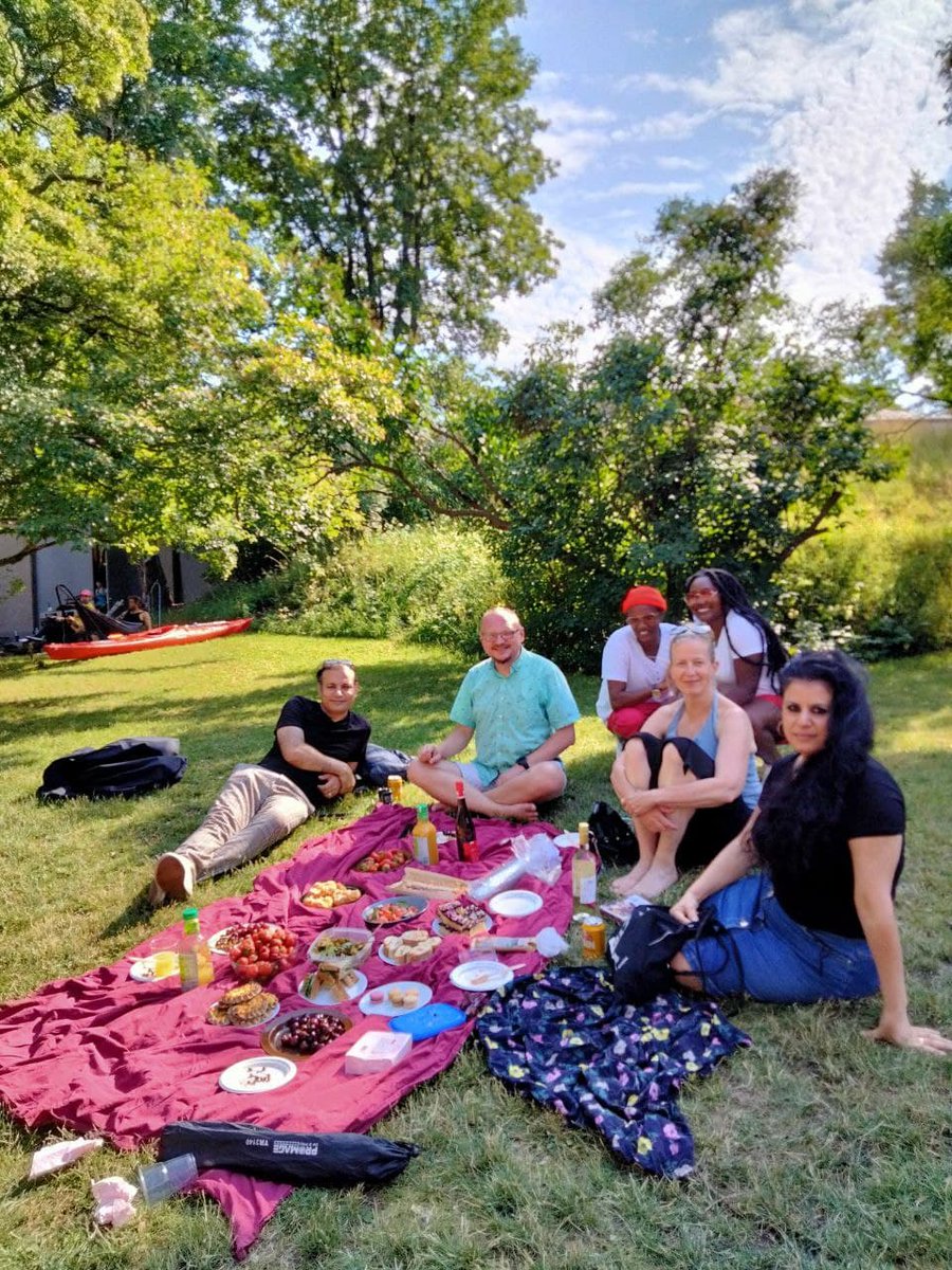 ArtistsatRisk's tweet photo. A gorgeous day for an AR picnic in Lapinlahti, Helsinki with AR-Residents @GrammoSuspect @Kureichik @saddamjumaily #timekasuspect #kholodhawash and AR-Peer Artist #sannasalmenkallio !! 🌞
These wonderful photos were taken by AR's new intern Ha Nguyen :) https://t.co/2NX8gU255v