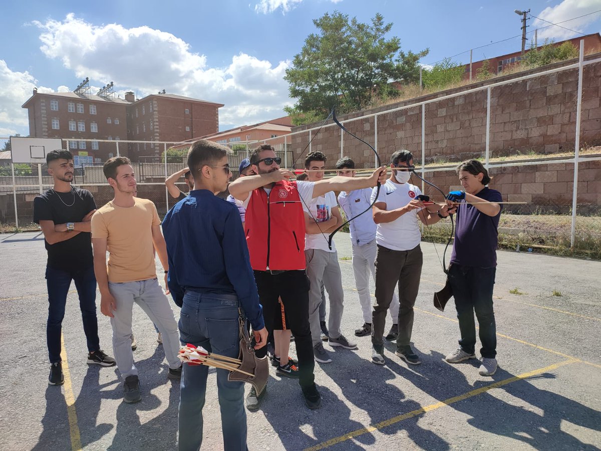 "Maviden Yeşile 1071'den 2023'e Geleneksel Okçuluk ve Su Sporları Projesi"

<a href="/GSB_AhlatGM/">Bitlis Ahlat Gençlik Merkezi</a> ve <a href="/AhlatOkculuk/">Ahlatselçukluokçuluk</a> tarafından yürütülen Maviden Yeşile 1071'den 2023'e Geleneksel Okçuluk ve su sporları projesi kapsamında @GSB_HizanGM den gelen  gençlerimize okçuluk ve kano eğitimi verildi