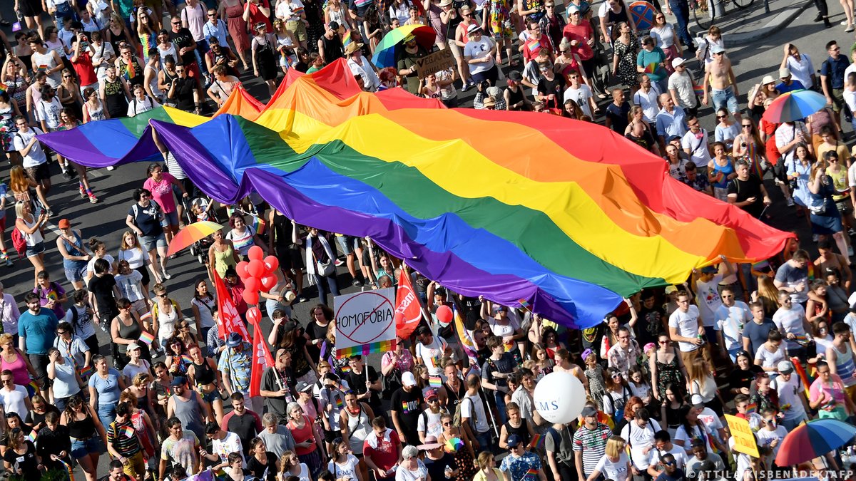 Parlamentet "fordømmer på det kraftigste" den nylige anti-LGBTIQ-lov og fordømmer afviklingen af demokratiet og retsstaten i Ungarn: eptwitter.eu/qzNa #eudk