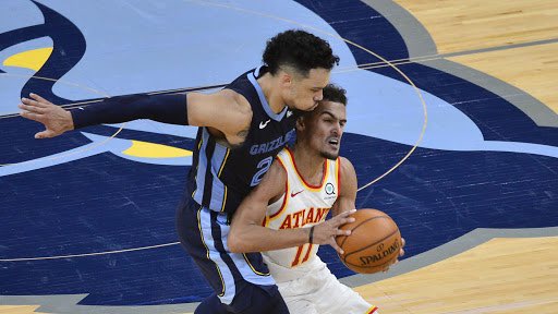 jonglo17's tweet image. WHOEVER NEEDS TO HEAR THIS: Chris Paul ramming backwards into players knees after he passes them is just as bad if not worse than Trae Young jumping into people to draw a foul. 

Why is Trae Young criticized for the smart play while CP3 gets praised for the same thing?? #nba