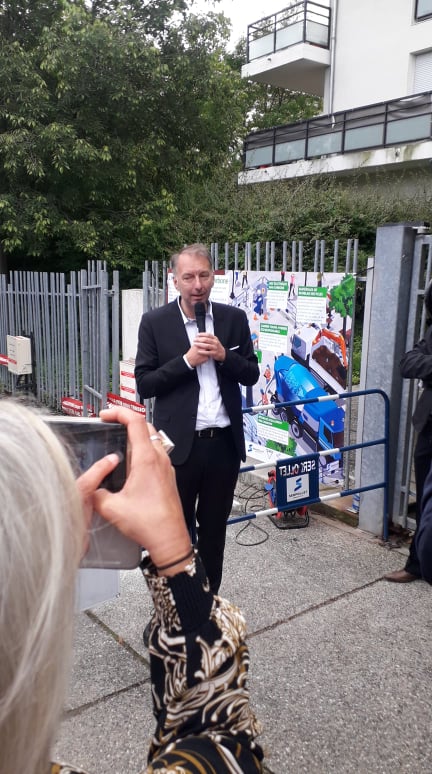 epz69230's tweet image. A l'invitation de Sébastien Bonnet de #Serpollet visite d'un chantier bas carbone d'installation de bornes de recharge @Izivia à #Bron dans le @grandlyon 

L'occasion d'échanger avec Alexandra et Guy Mathiolon sur la transformation des chantiers de TP 🦺🚧 vers la décarbonation🌍