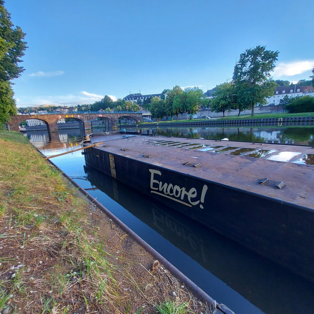 Neugier! Wir stellen unser Herbstprogramm vor. Unser künstlerischer Leiter Bernhard Leonardy spielt die "Meeressymphonie" von Ferdinand Pfohl auf der Saar. Und zwar auf der schwimmenden Bühne "Encore". Am Sonntag 11.7. um 17 Uhr laden wir herzlich ein am Saarufer zu lauschen.