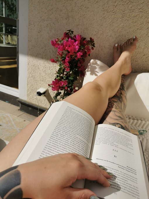 Nostalgisch in sonnigen Zeiten schwelgen. Bei 100 retweets nehme ich das Buch weg. 😳 #retweet #Feet #pedicure<a href="/tag/summer"class="tags"><span>#summer</span></a><a href="/tag/feet"class="tags"><span>#feet</span></a><a href="/tag/pedicure"class="tags"><span>#pedicure</span></a><a href="/tag/retweet"class="tags"><span>#retweet</span></a>