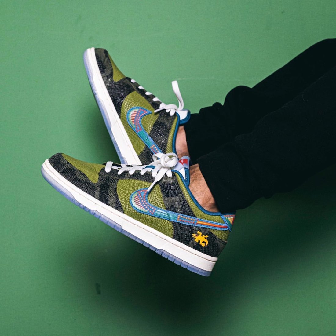 nicekicks's tweet photo. On-foot photos of the “Siempre Familia” Nike Dunk Low just landed. 🦎 https://t.co/hQFAqVlbiM