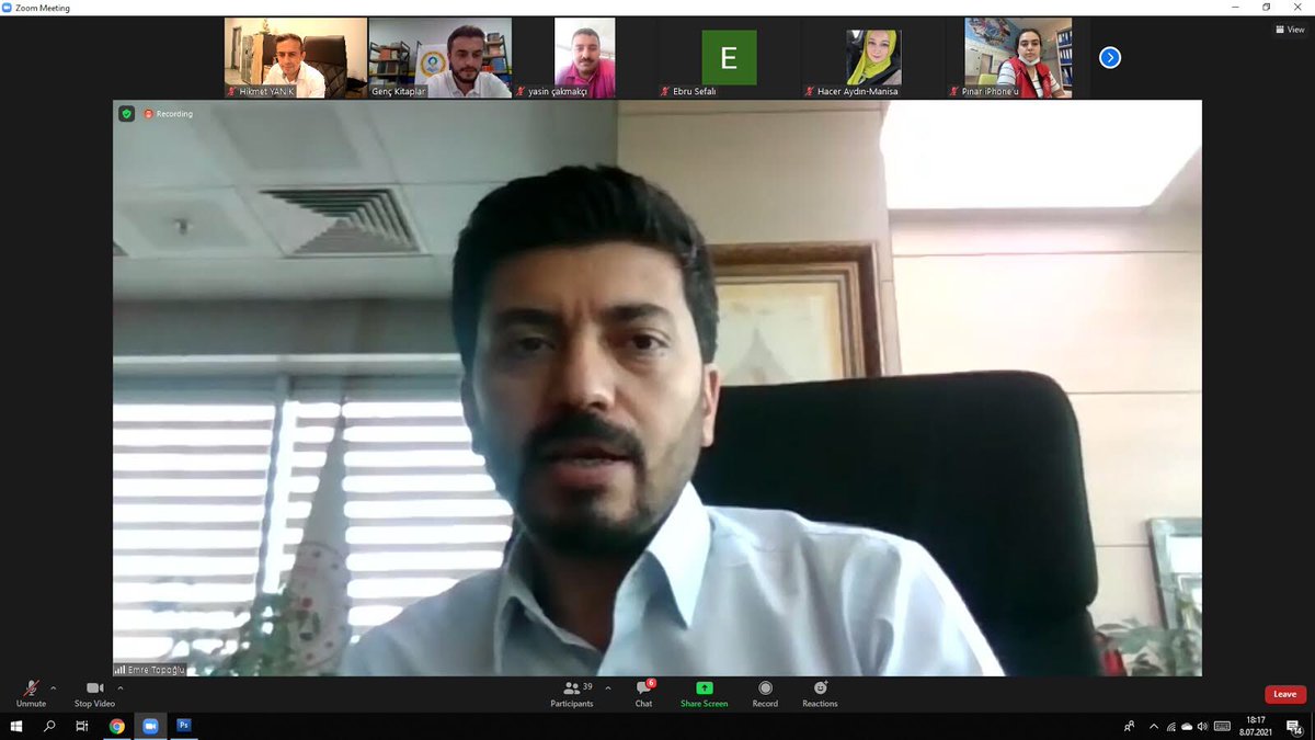 Gençlerin abisi Emre Topoğlu ile birlikte edebiyatı, kitapları, şiiri, hayatı ve en önemlisi de hayatta iyi bir insan olmayı konuştuk.
Kendisine katılımlarından ve hoş sohbetinden ötürü teşekkür ediyoruz.