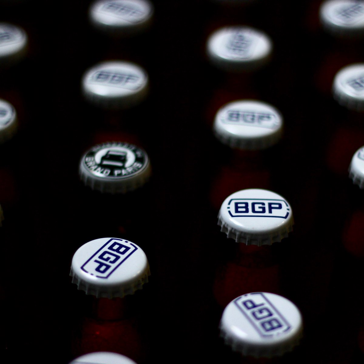 La brasserie a bien évolué ces dix dernières années. Il était temps de rafraîchir notre logo pour qu’il soit à l’image du BGP Crew qui œuvre chaque jour pour régaler vos papilles. Gardez nos anciennes capsules, elles deviendront peut-être collector ! 

#biereartisanale #newlogo