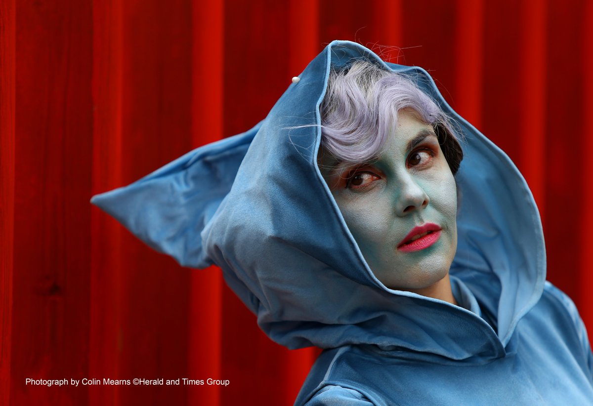 A performer pictured during the opening of the Merchant City Festival in Glasgow this afternoon, Thursday. Photographed for <a href="/heraldscotland/">The Herald</a> &amp; <a href="/Glasgow_Times/">Glasgow Times</a>. #Glasgow #MerchantCity #baroque #statue  @MerchCityFest