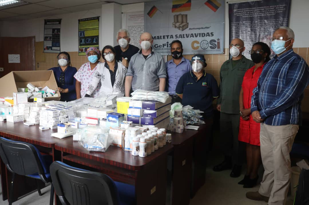 ISB_VE's tweet photo. #EnFotos 📷| Autoridades de la salud del Edo. Bolívar reciben dotación de medicinas para pacientes oncológicos en el Hospital Ruíz y Páez de la mano del Proyecto Maletas Salvavidas 🇩🇪 Este acto de solidaridad fue acompañado por el equipo del @cosi_venezuela, #GEFIS y el @ISB_VE https://t.co/LLfqwtXgAa