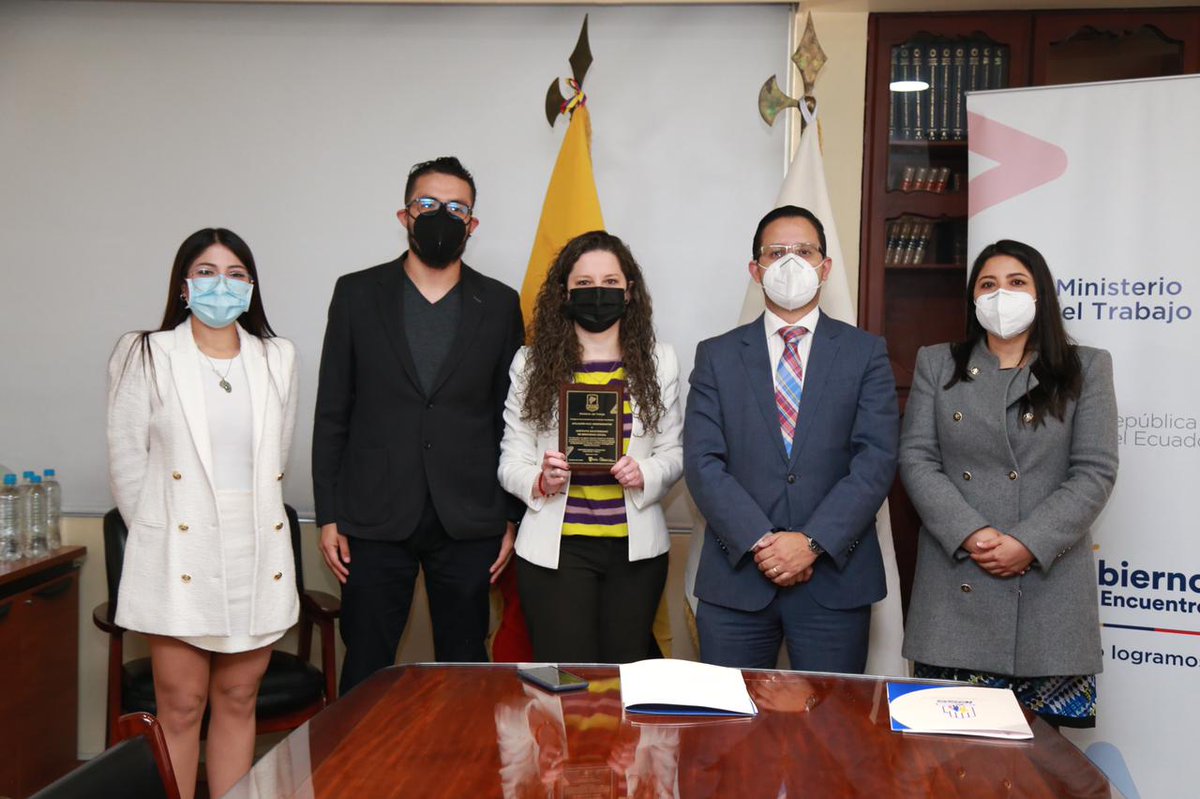 IESSec's tweet photo. "Nuestros procesos implementados por el @IESSec, a través de la Dirección Nacional de Afiliación y Cobertura, incentivan la utilización de los canales virtuales que permiten agilidad, seguridad y eficacia", Zulima Espinosa directora general. 
#IESSBuenasNoticias https://t.co/Ao1gKVjs3O