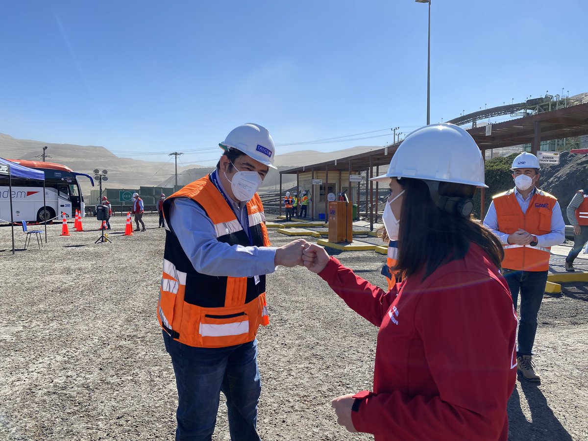 ♻️AHORA la 👷🏻‍♀️Gobernadora @PaulinaBassaure en faena Cerro Negro de #CMP en el lanzamiento del primer bus eléctrico para el traslado de sus trabajadores. Los felicitamos por sumarse a la electromovilidad y hacer una minería más  sostenible y eficientemente  energéticamente.