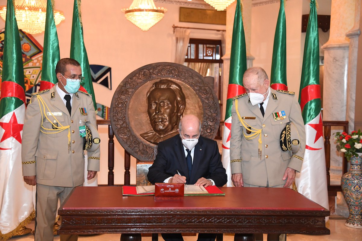 رئيس الجمهورية عبد المجيد تبون يوقع على السجل الذهبي للأكاديمية العسكرية لشرشال "الرئيس الراحل هواري بومدين"