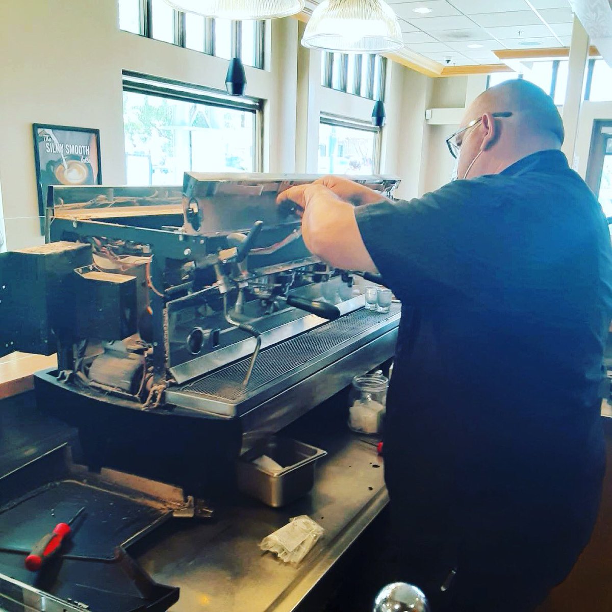 Happy Thursday everyone! Here’s a little action shot of an Espresso Me technician working on a Somonelli!
•
•
•
#espressome #espresso #coffee #coffeetech #grindtimecoffee #coffeetime #dailycoffee #servicetech #servicetechnician #coffeework #goodasnew #workinhard #lacoffee