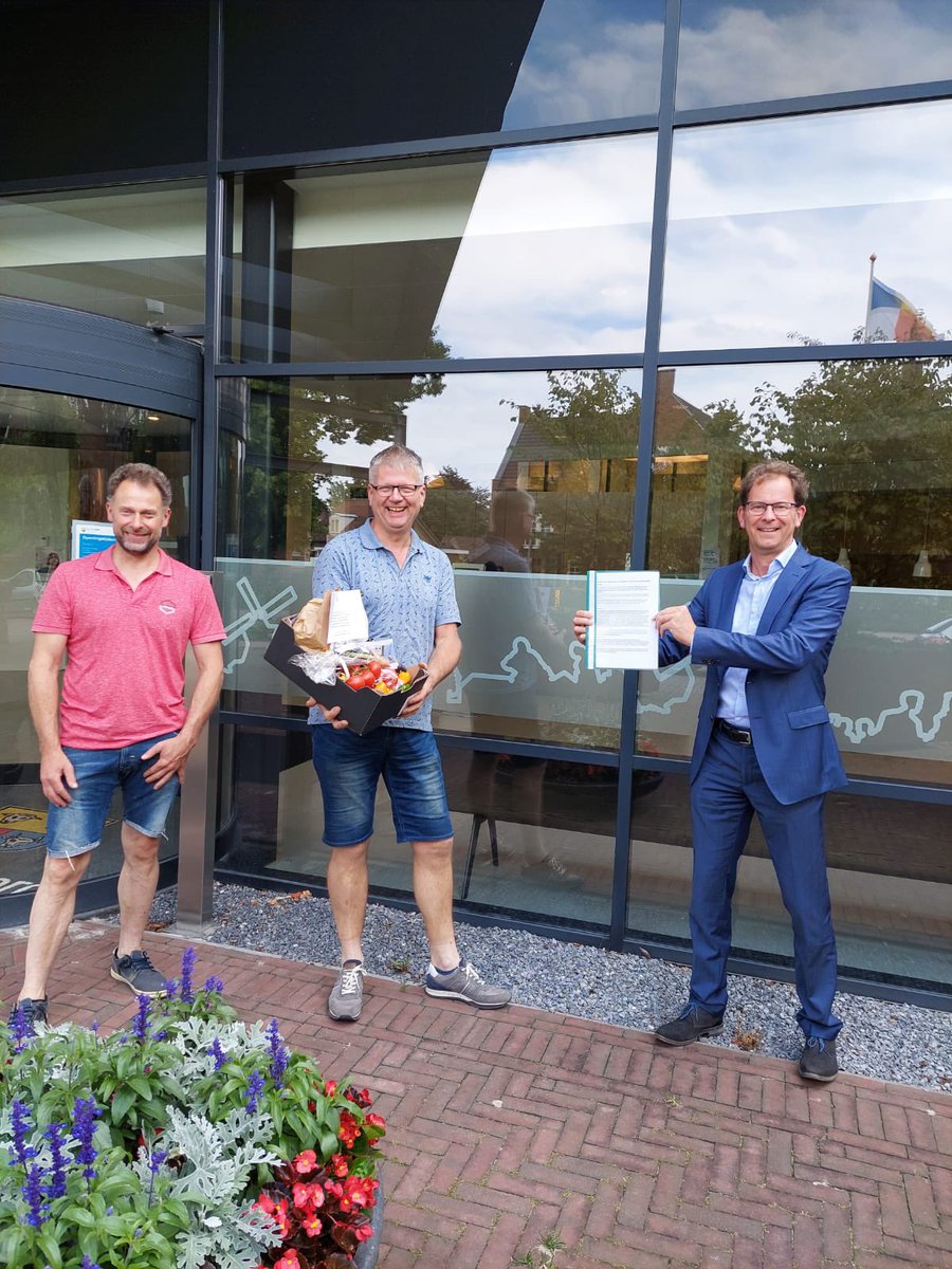 wolbert_meijer's tweet photo. Namens College van BenW een #petitie van #agrariërs in ontvangst genomen. Prima gesprek gehad over zorgen en uitdagingen. Het gesprek zetten we voort. De petitie gaat naar de Gemeenteraad.
#stikstof #korteketens #res #zonenwind #warmtetransitie #omgevingsvisie #perspectief https://t.co/HpNsIW0CFX