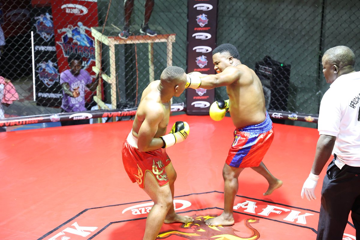 azamtvtz's tweet photo. VITASA PLUS: Sunday Isambi amemtwanga Ibrahim Windambe kwa pointi kwenye pambano la sita leo
Tuko LIVE #AzamSports2HD
#VifutiRoundKick #KickBoxingLeague2021
#AfricanFightingKing #VitasaPlus #AFKBoxingLeague https://t.co/p40bLLtvAj