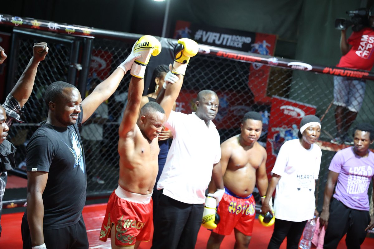 azamtvtz's tweet photo. VITASA PLUS: Sunday Isambi amemtwanga Ibrahim Windambe kwa pointi kwenye pambano la sita leo
Tuko LIVE #AzamSports2HD
#VifutiRoundKick #KickBoxingLeague2021
#AfricanFightingKing #VitasaPlus #AFKBoxingLeague https://t.co/p40bLLtvAj