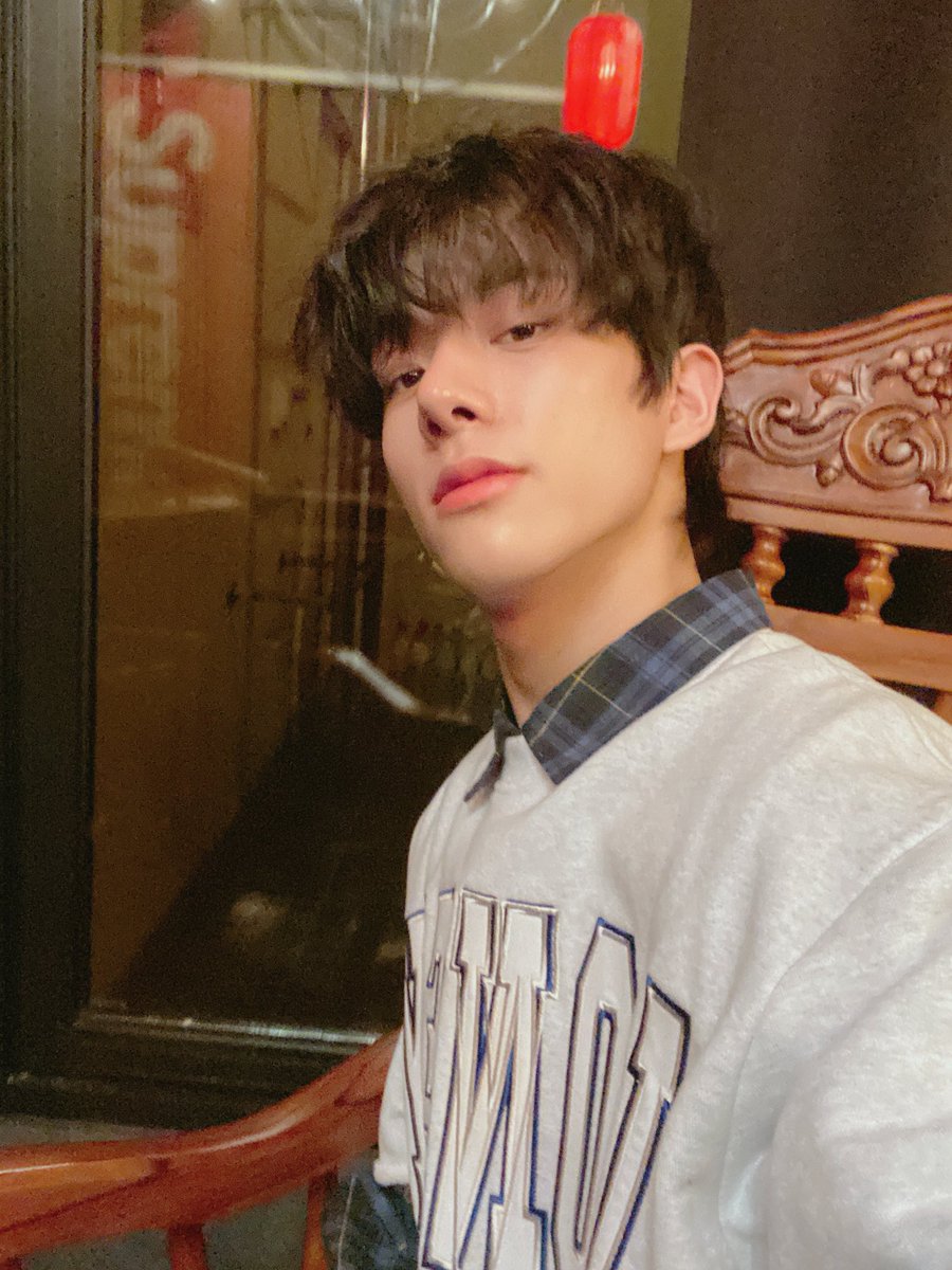 yeonlygeler's tweet photo. พยายามหารูปที่มุมเดียวกันอยู่55555 
#ENGENESelcaDay https://t.co/c7mirbx9UZ