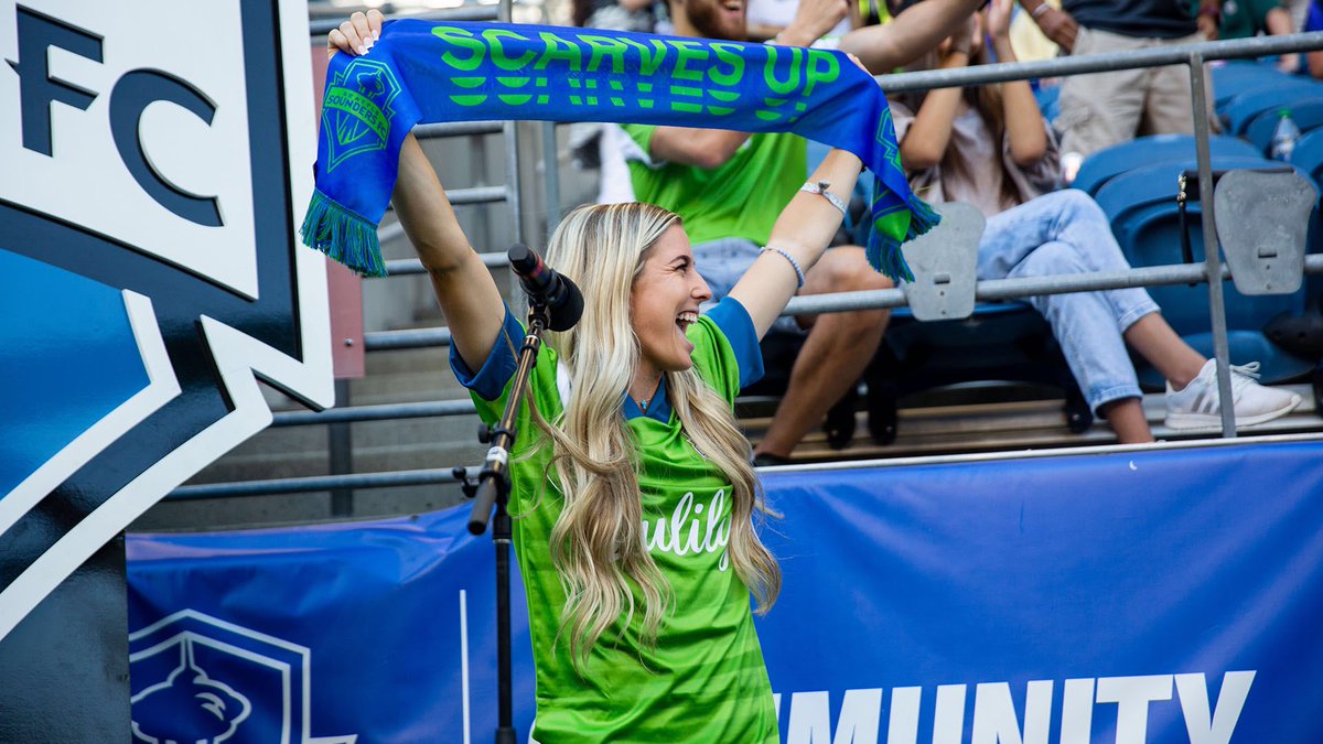 UWSoftball's tweet photo. Sis Bates led Scarves Up 𝑎𝑛𝑑 @SoundersFC won❕

Last night was fun 😎 https://t.co/qMCVdfmLOE