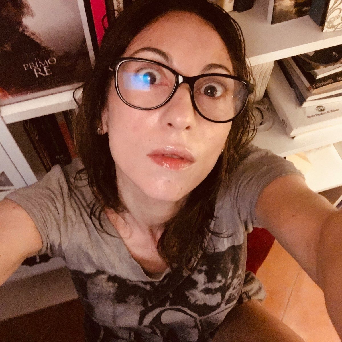 Solidarietà a tutte le lavoratrici del comparto editoriale: giornaliste, scrittrici, editor, uffici stampa, redattrici, correttrici di bozze… fa caldo, siamo struccate, sbavate, spettinate, incatenate ai computer, siamo stanche, pallide, abbruttite, affamate. Non se ne può più.