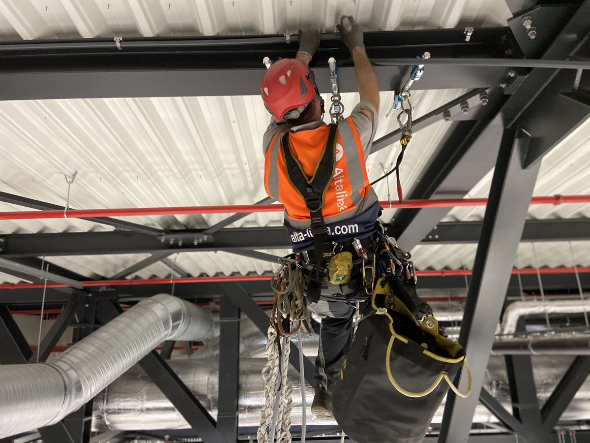Rope Access often provides the only means to carry out installation tasks in a production hall or high bay storage warehouse. Altalinea delivers trained, certified and experience teams to solve difficult access installations.
#ropeaccess #germany #industriekletterer #brandschutz
