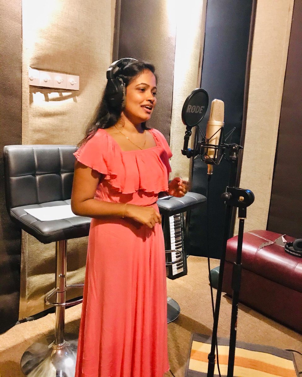 📸 Bimsara Dissanayaka 💖 🤜🏽🤛🏼
.
.
.
.
.
#musiclife  #recordingtime #behappyandsmile #sitharamadushani #voiceartisbornforyou