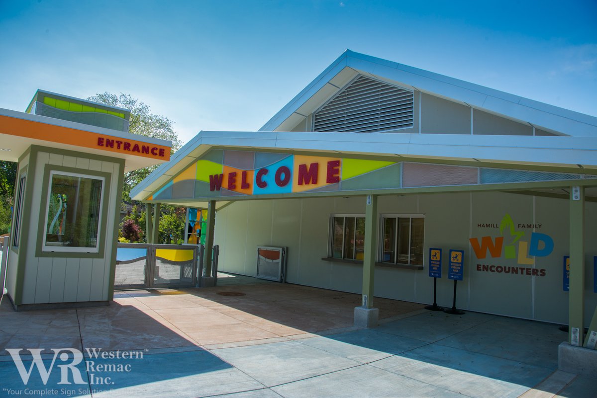 WesternRemac's tweet image. #TBT to 2014 at Brookfield Zoo, talk about a grand entrance!