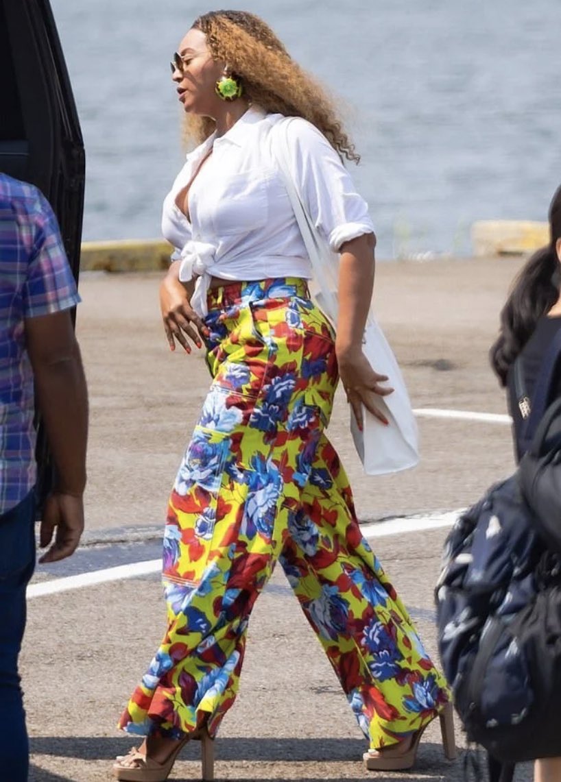 ✰ oniii ✰ on X: Beyoncé was spotted in Brooklyn, New York today wearing  Christopher John Rogers floral-print palazzo trousers ($1,991) and a Large  White Telfar Shopping Bag ($257).  / X