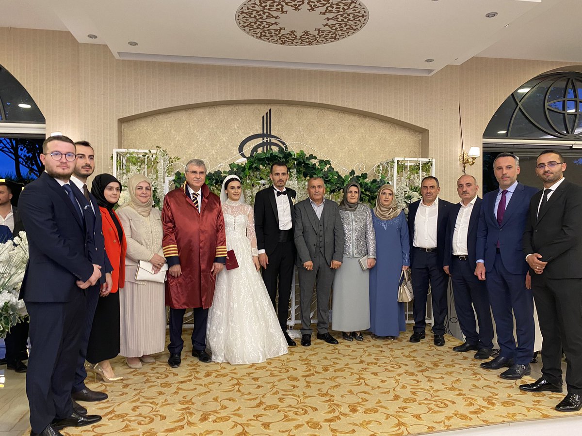 Genç kardeşlerimiz Betül ve Onur çiftinin mutluluklarına ortak olduk.  

Bayat ve Dönmez ailelerini tebrik ediyor genç kardeşlerimize hayırlı ve bereketli ömür diliyorum.