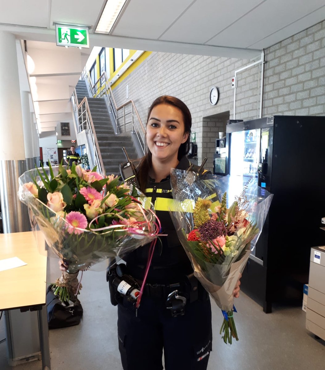 Collega's van <a href="/POL_Heemstraat/">Politie Basisteam De Heemstraat</a> kregen de melding van een onwelwording van een kindje. 
Door mooie samenwerking met andere hulpdiensten was het kindje snel in het zkh.  Het ventje is nu gelukkig weer thuis. Collega's kregen vandaag van de ouders bloemen. #dankbaar #transvaal
