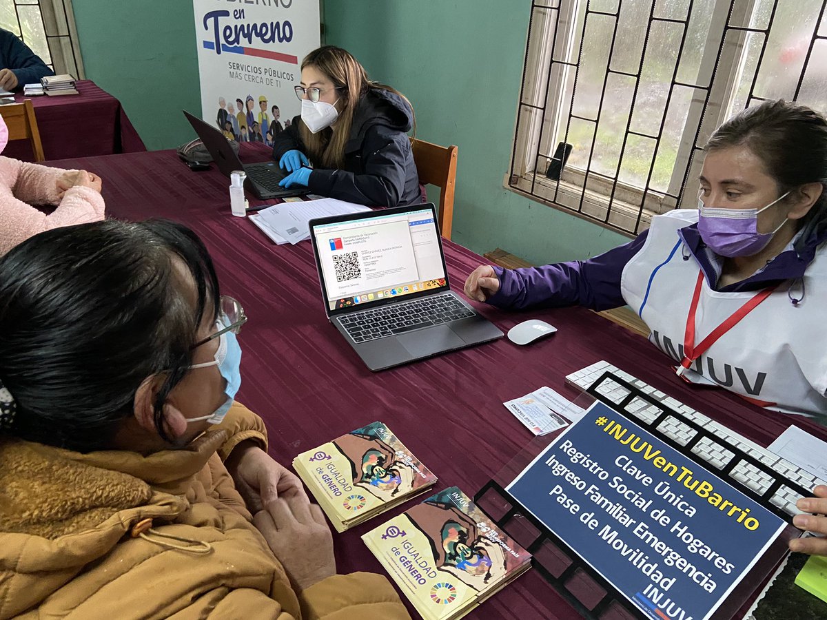 Gobernador (s), el <a href="/MinjudhLosRios/">Seremi Justicia y Derechos Humanos Los Ríos</a> <a href="/rodrigo_o_b/">Rodrigo Oñate Betanzo</a>, junto al alcalde <a href="/munimariquina/">MuniMariquina</a> <a href="/Rolando_Mitre_G/">Rolando Mitre Gatica</a> y <a href="/LosRiosBBNN/">Seremi de Bienes Nacionales Los Ríos</a> <a href="/Eduardo_bergerS/">Eduardo Berger🇨🇱🇨🇱 🏀🏀CDV</a>, encabezan operativo del #GobiernoEnTerreno en la localidad de Ciruelos, actividad destinada a acercar a los servicios del Estado a la comunidad.