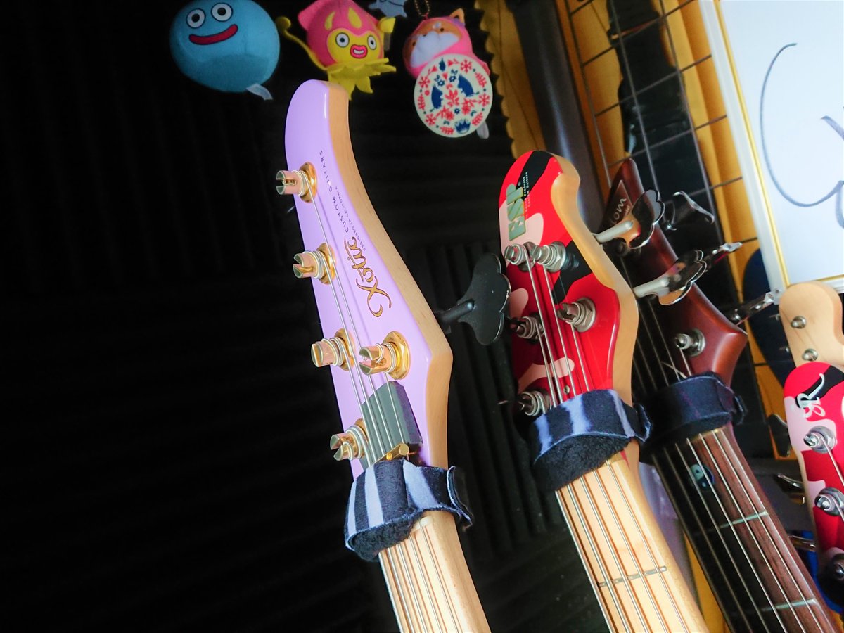 Tomy1030650's tweet photo. 気が付けば1か月ぶりの投稿ですね、

連日雨で今朝は久しくパキッと晴れて嬉しいのですが、
部屋の除湿をOFFって窓を開けたら急激な温度差でベース達が結露でびっしょびっしょ('_')
一気に眠気が飛んだｗ

ネック事情にはとことん優しくない日本ですな

#メンテナンス
#楽器の健康管理もお忘れなく https://t.co/oCYKT8jRU0