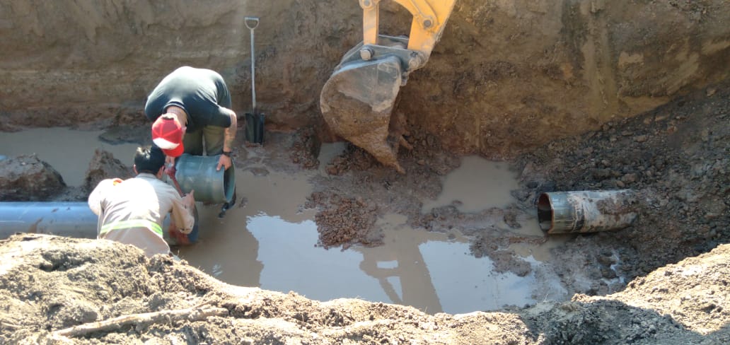 💦Trabajamos para mejorar el servicio de #AguaPotable

🚧👷 Reparamos el tramo de cañería de Acueducto en José Mármol y Urquiza en #CoronelDuGraty