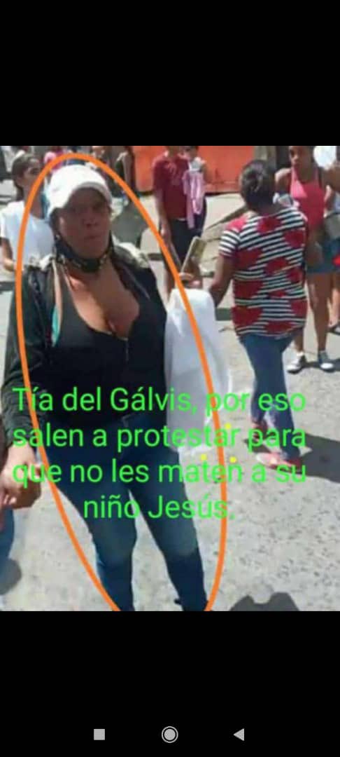 Esta es la tía del Galvis, la que sale a protestar en la Cota 905 para que no le maten a su sobrino santo.